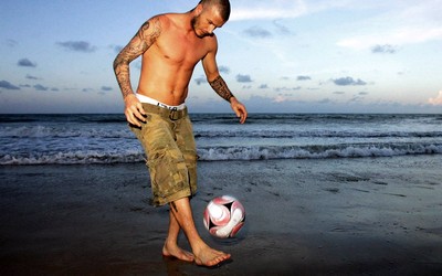 第一电竞动态-C罗任意球击中门柱