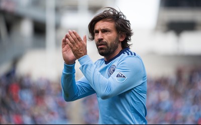 第一电竞讨论-厄兹詹庆祝时跳上广告牌